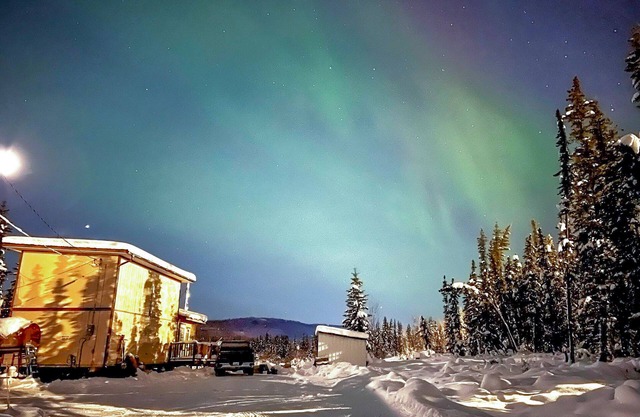 Aurora View & Water Views. 8 minutes to airport-Very private house out of town.
