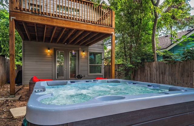 Austin Retreat Pool Table & Relaxing Patio