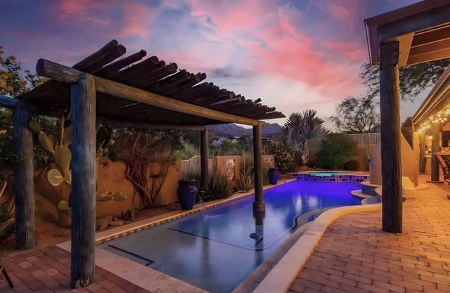 Authentic AZ! Outdoor Paradise with Htd Pool, Spa, Outdoor Kitchen.