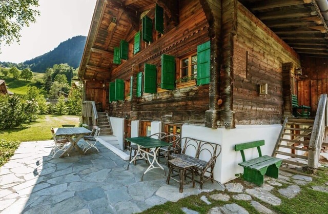 Authentic Designed Chalet right next to Gstaad