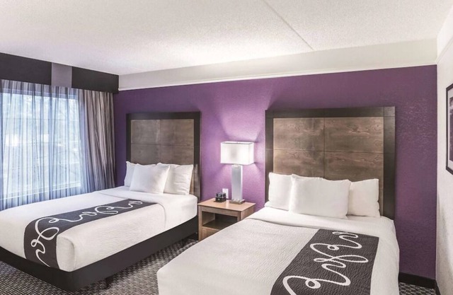 Authentic Flagstaff Experience! Pool, Pets Allowed, Free Breakfast, Free Parking