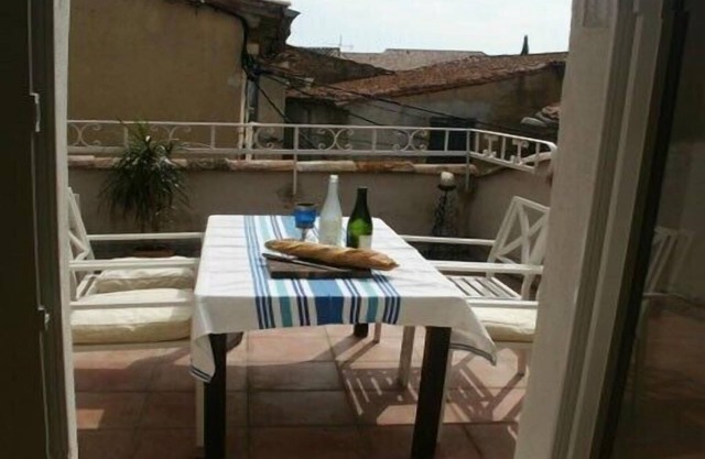 Bonita casa de pueblo recientemente reformada, con terraza. WI-FI gratuito