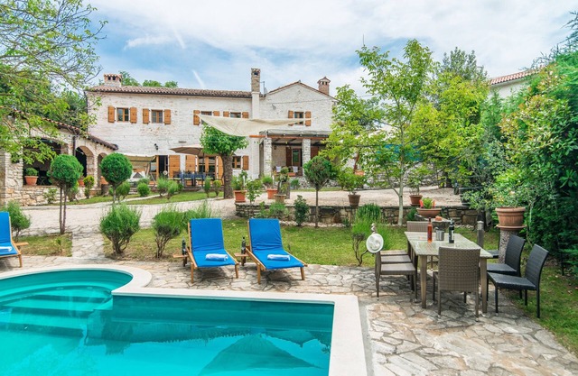 Auténtica villa de piedra de lujo en Istria con piscina privada y encantador jardín verde