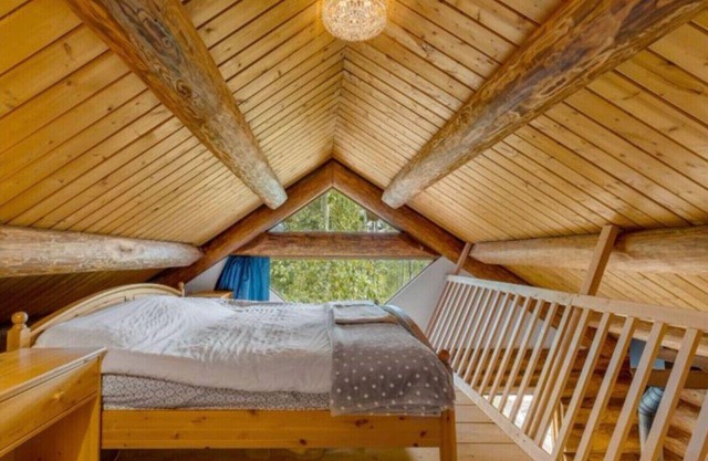 Authentic lofted log cabin with hot tub