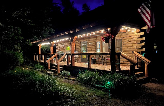 Authentic Log Cabin! Recently updated! Fun for families / Near Owl's Nest!