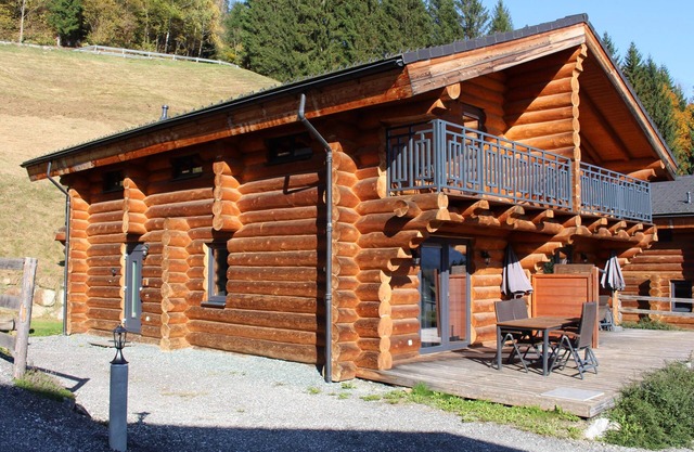 Authentic log house near top ski resort