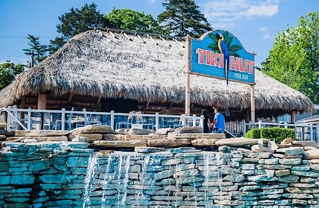 Authentic Missouri Experience! Onsite Pool, Free Parking