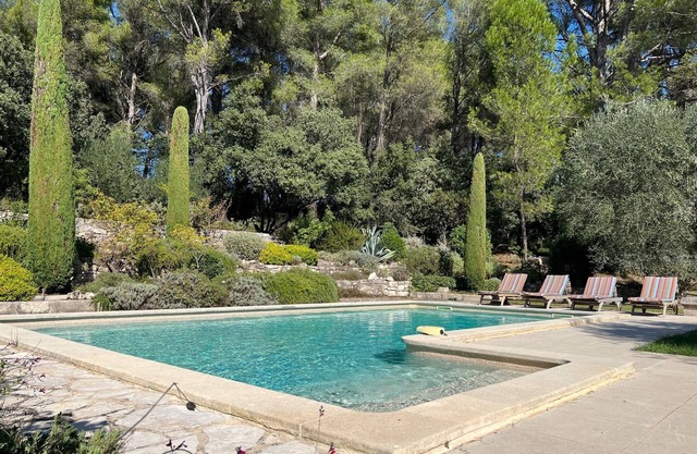 Cerca Eygalieres, amplia casa de campo con piscina, jardín campaña 1ha