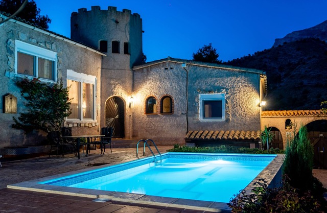 Auténtica villa española con piscina privada + vistas panorámicas de las montañas y el mar