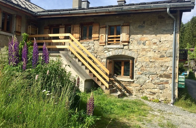 Authentic stone and larch chalet / 350 m from the gondola 8/9 persons 90 m² / 430 sq. ft.