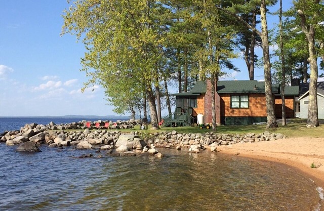 Auténtico con comodidades de lujo con 250 pies de fachada privada de arena en Sebago