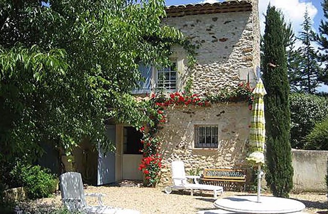 Personaje casa de piedra con piscina, capacidad para 4 personas, totalmente renovado