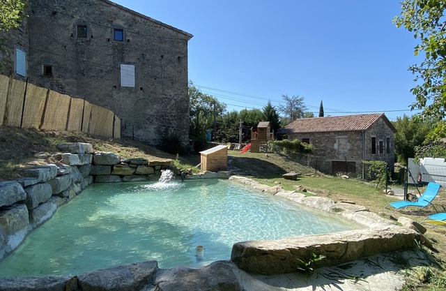 AUTHENTIQUE BATISSE CEVENOLE DU XVIII SIECLE EN BORDURE DE RIVIERE