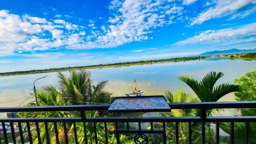Autumn Bay Riverside Villa