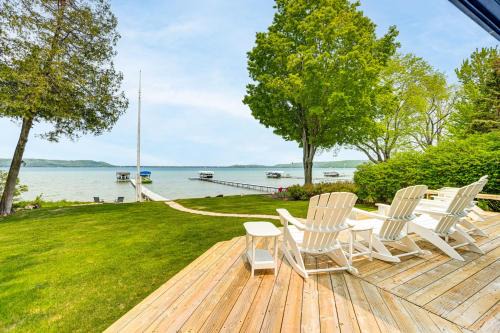 Autumn Escape on Glen Lake Waterfront Cottage!