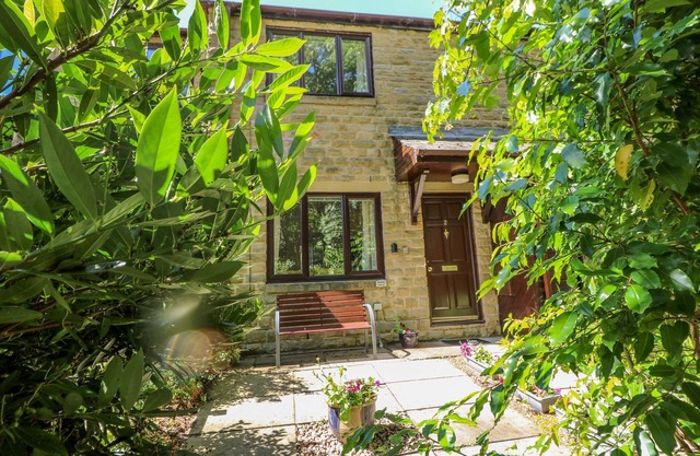 AVAELIE HOUSE, family friendly, with a garden in Hebden Bridge