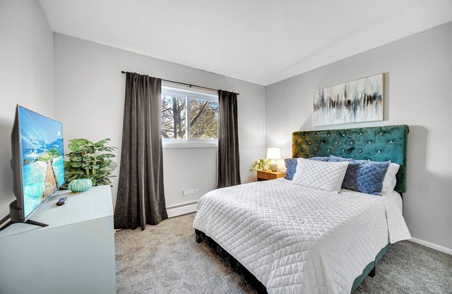 AVAIL 12/2 - 2 bed/1 bath APT downtown Crown Point