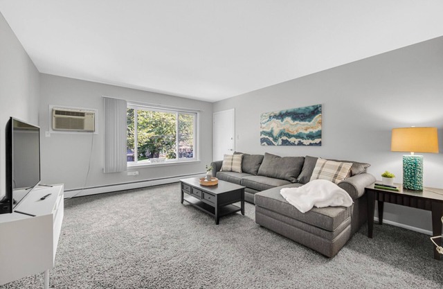 AVAIL 8/19 - 1 bed/1 bath downtown Crown Point