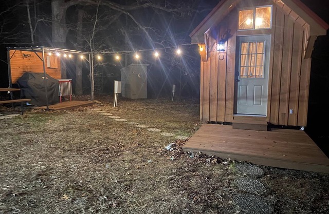 Super Awesome & Private TINY CABIN 5 STAR Clean- by Patoka Lake- Boat Parking!