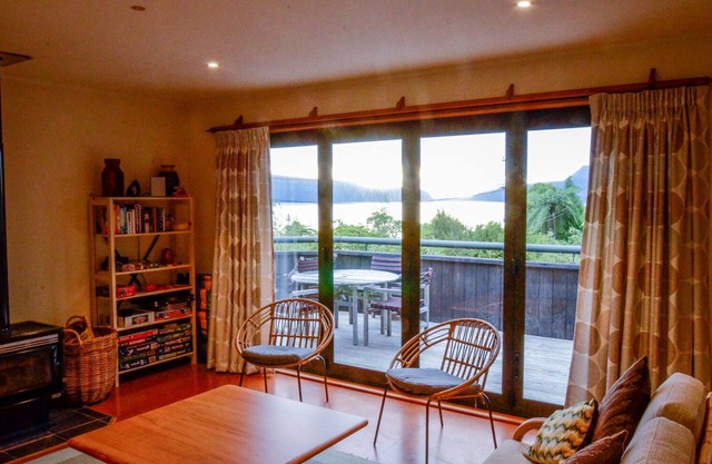 Impresionantes vistas: una casa en el lago para todas las estaciones; vida espaciosa con factor X