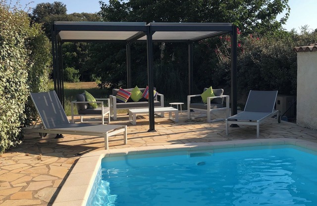 Hermosa ubicación tranquila piscina climatizada - jardín - horno de lino de 2 dormitorios