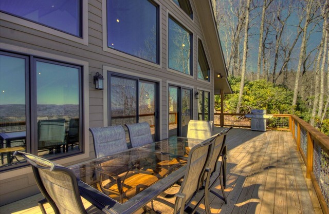 Hermosa casa nueva con vistas de largo alcance cerca de Brevard
