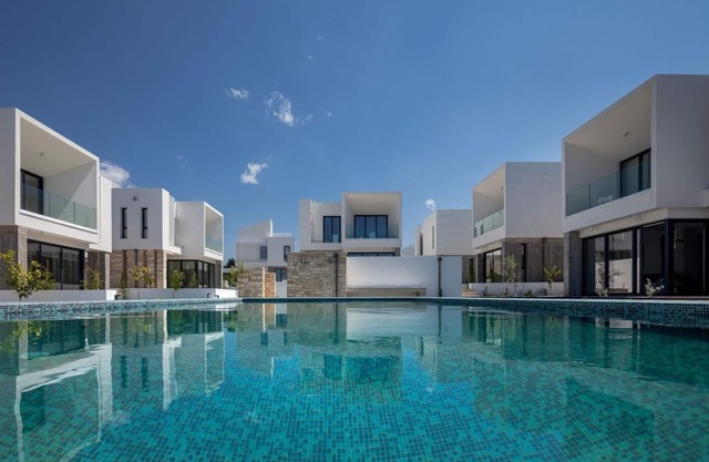 Avalon 1 Villa 2 communal pool