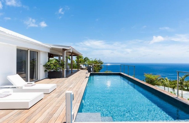 Avalon - 4-bedroom ocean view villa in the heights above Gouverneur beach