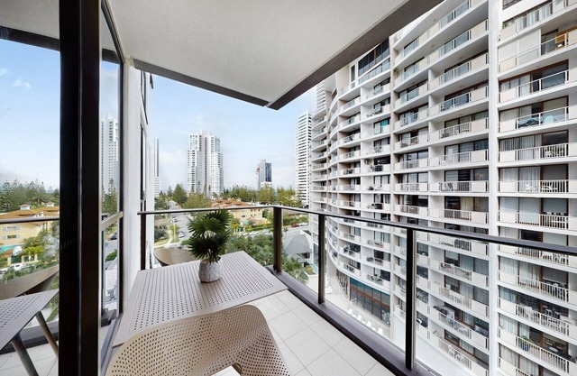 Centrally Located 1 Bedroom Unit with Car Park in Broadbeach