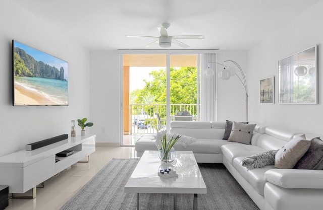 Aventura Modern 2-Bedroom Condo in Serene Community