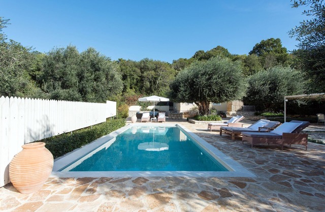 Avlaki Bay cabaña, entre olivos y madera vieja, tranquila todavía 90mt de la playa.