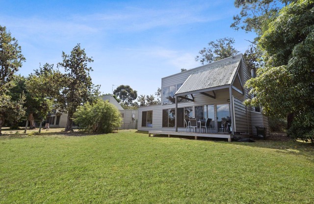 Avon - Waterfront Retreat: Secluded lodges perfect for nature lovers