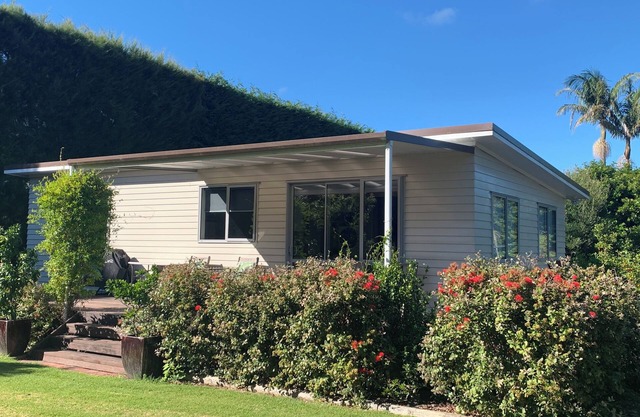 AvoStay Cottage - entorno de huerta pacífica en Maungatapere