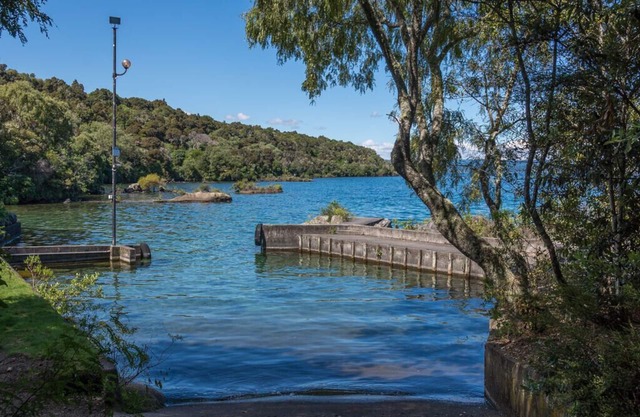 Awanui Lodge - Whakamoenga Point Holiday Home