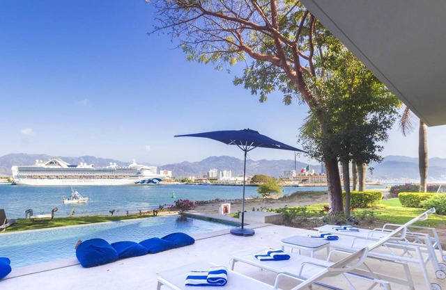 Award Wining Villa With Private Pool Beach and Staff