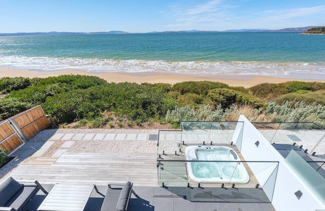Award-winning beachfront luxury in Cremorne