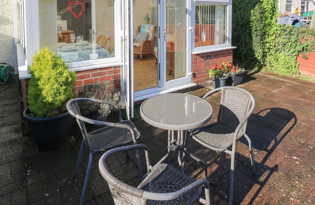 AWEL Y MÔR, pet friendly, country holiday cottage in Burry Port