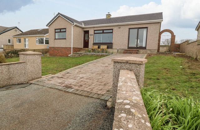 AWELFRYN, family friendly, with open fire in Rhosneigr