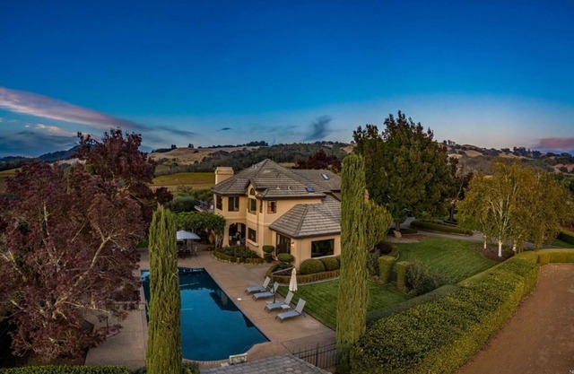 Awesome Hilltop Views, Pool, Vineyards, Olive Trees, 5 mins to Healdsburg