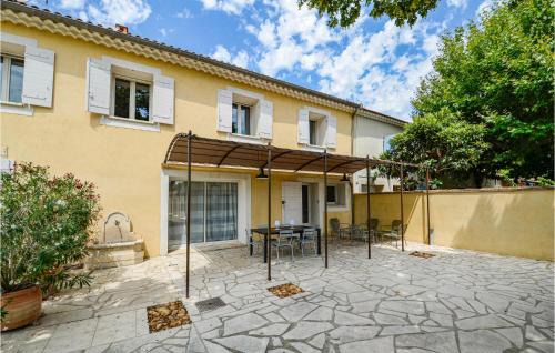 Awesome Home In Chateuneuf De Gadagne