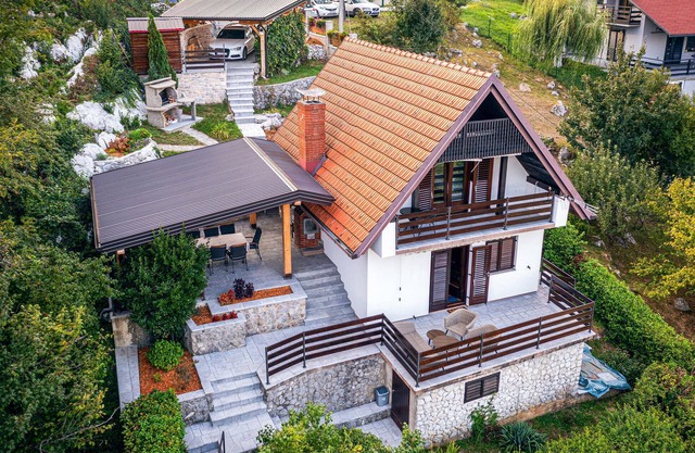 Impresionante casa en Donji Zvecaj con.