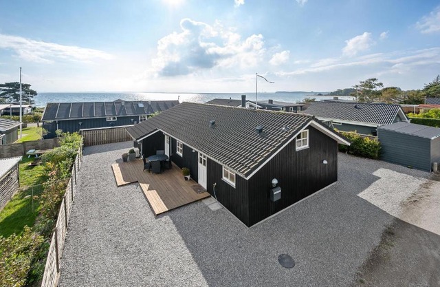 Awesome Home In Rønde With Kitchen