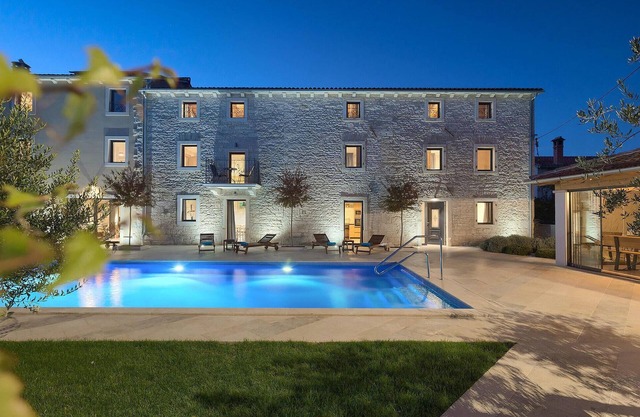 Impresionante casa en Tinjan con sauna
