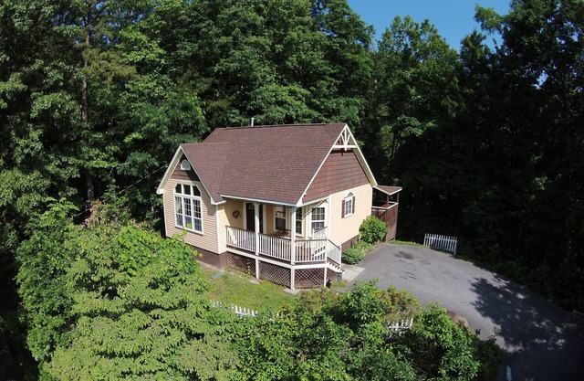 Hermosas vistas a la montaña, excelente ubicación cerca de la ciudad y el parque, chimenea, jacuzzi