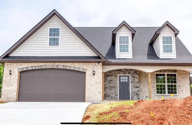 Awesome new and Spacious 4-bedroom home in N Knoxville with WiFi, AC, near town