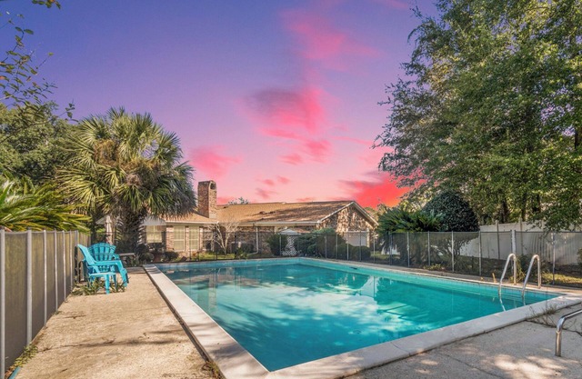 Awesome Pool! Sleeps 10! 5 Min to Airport! 25 Min to Beach!