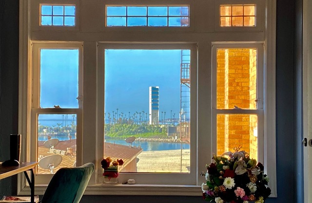 Awesome suite w/ ocean & marina views, direct to sand & walk to downtown LB!