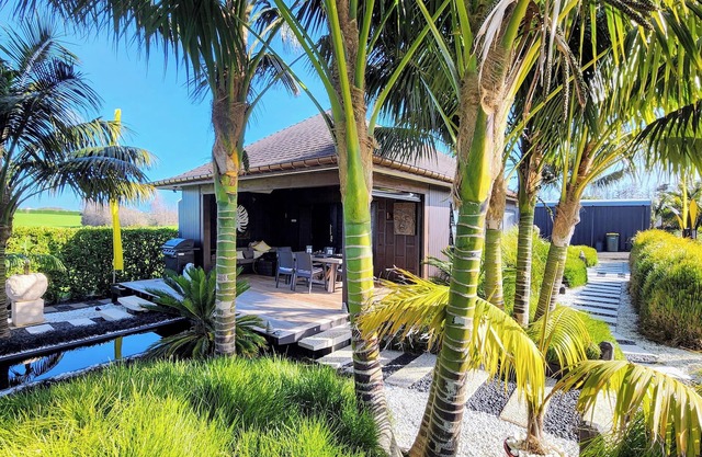 Awhitu Zen - Stylish Tiny Home with Hot Tub