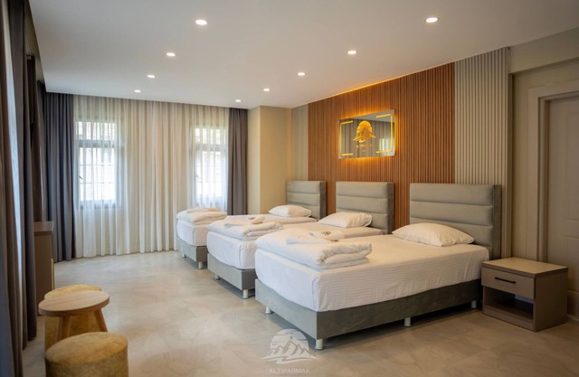 Ayder Altiparmak Suit