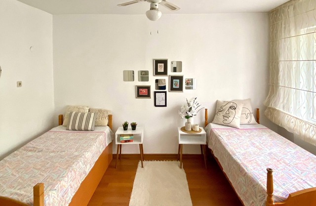 Spacious Flat-NO Air Condition BUT Ceiling Fans -4 Rooms- Central Heating 125M2